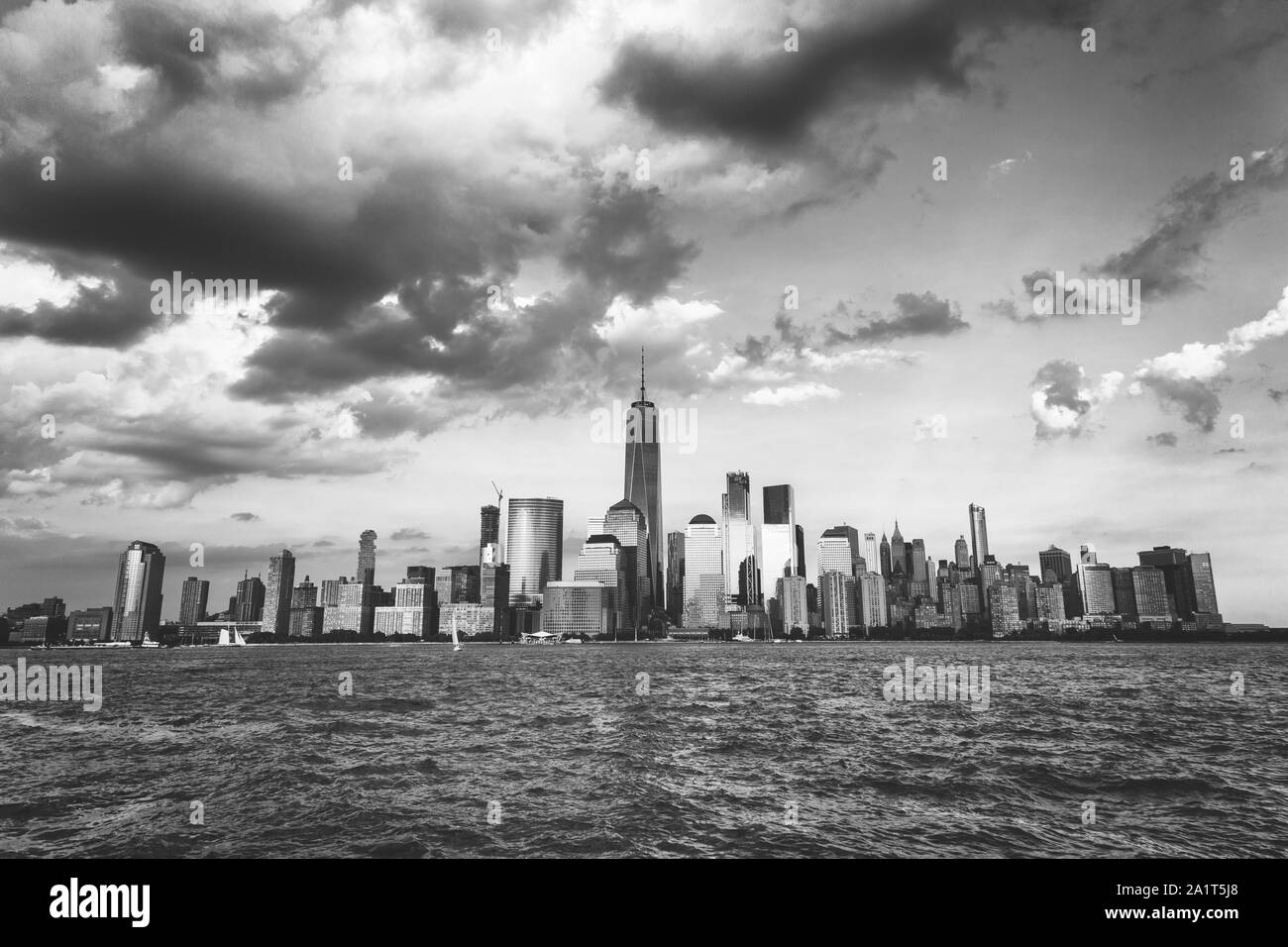 Lower Manhattan panorama y Río Hudson tomada desde la ciudad Yersey con tonos de blanco y negro, la ciudad de Nueva York Foto de stock
