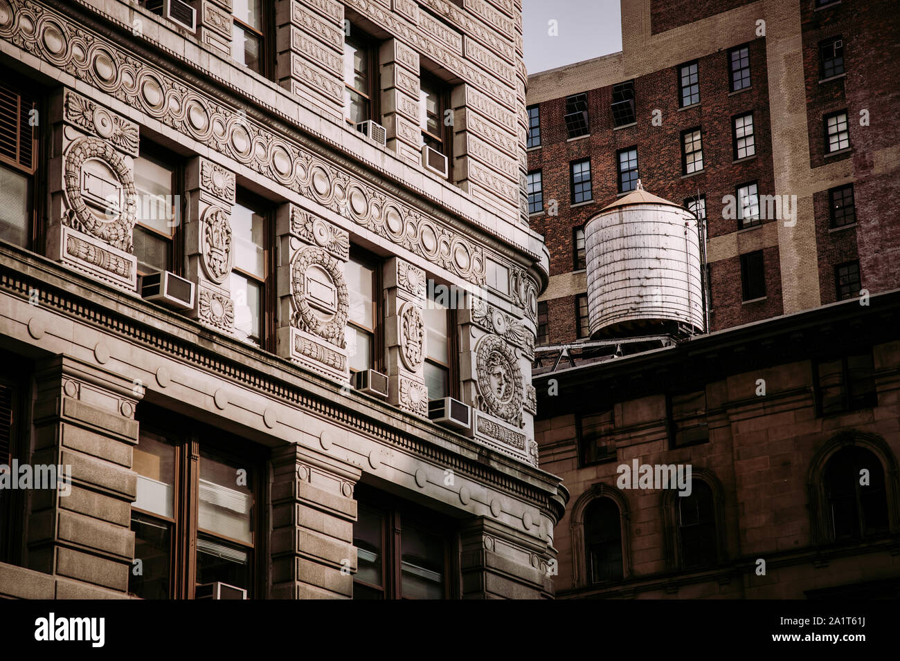 Agua tunk en Nueva York edificio con fachada ornamental Foto de stock