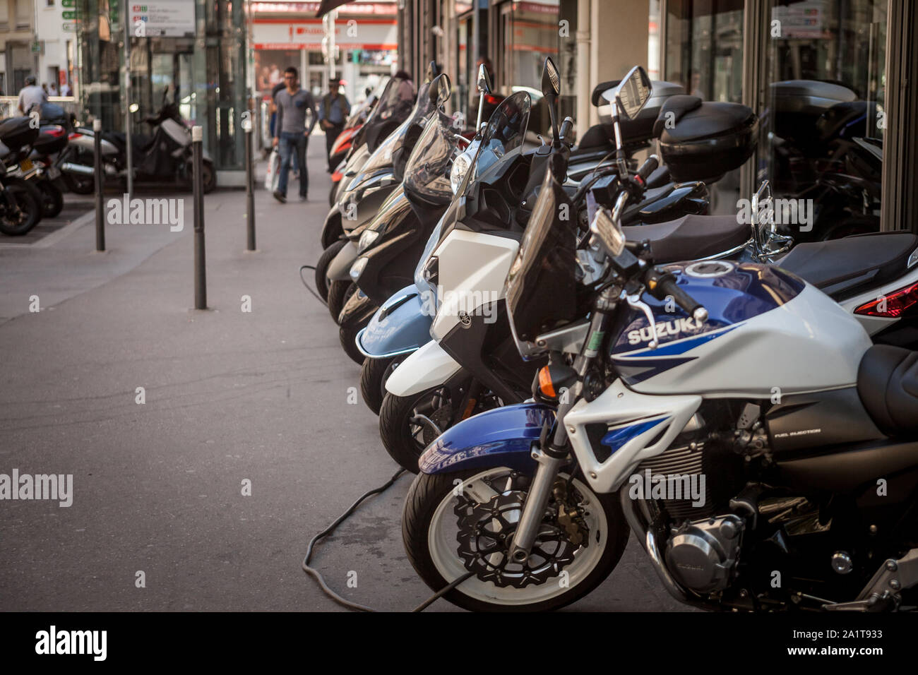 LYON, FRANCIA - 19 de julio de 2019: fila de motos, motocicletas y scooters  estacionado en frente de una tienda, alineados, esperando a ser vendido en  un medio urbano environme Fotografía de stock - Alamy
