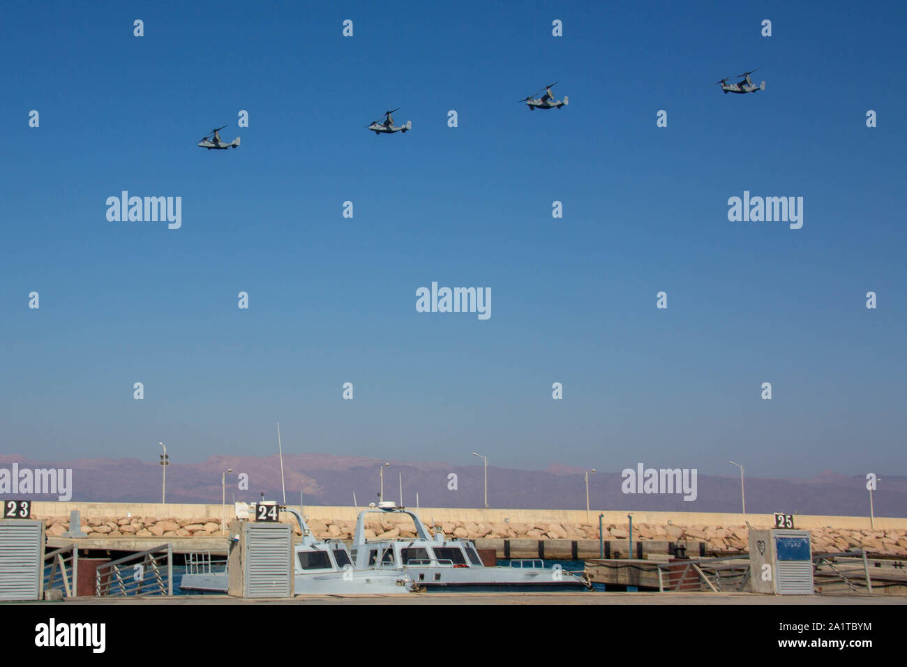 Los Marines de Estados Unidos con el medio marino Tiltrotor Squadron (VMM) 364, conectado a propósito especial Marine Air-Ground Task Force-Crisis Response-Central Comando, realizar un simulacro de aire raid durante el Oriente Medio anfibio Simposio comandantes, Jordania, 23 de septiembre de 2019. La SPMAGTF-CR-CC está diseñado para moverse con rapidez y precisión para operaciones de apoyo en todo el Oriente Medio. (Ee.Uu. Marine Corps foto por Cpl Rhita Daniel) Foto de stock