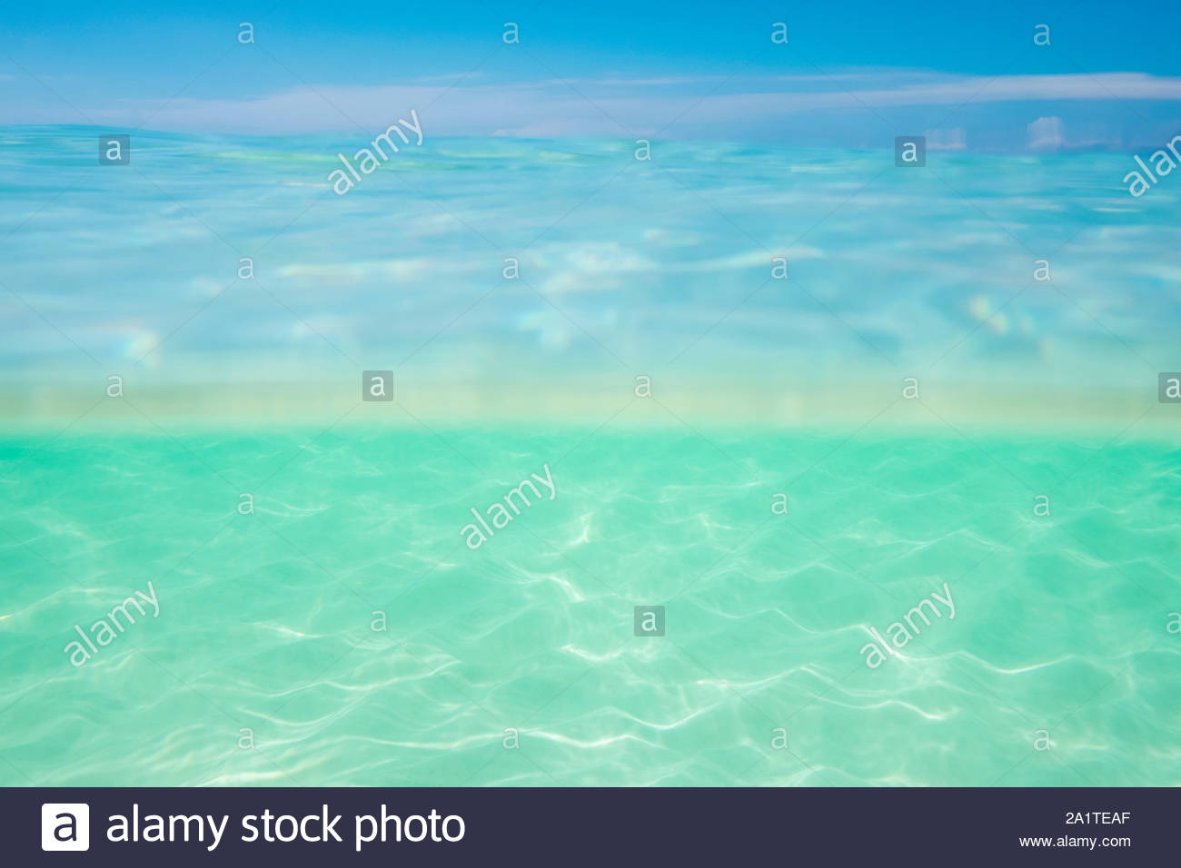 Split over-under-vista de claras aguas del océano y el cielo azul, la isla de Boracay, provincia de Aklan, Visayas Occidental, Filipinas Foto de stock