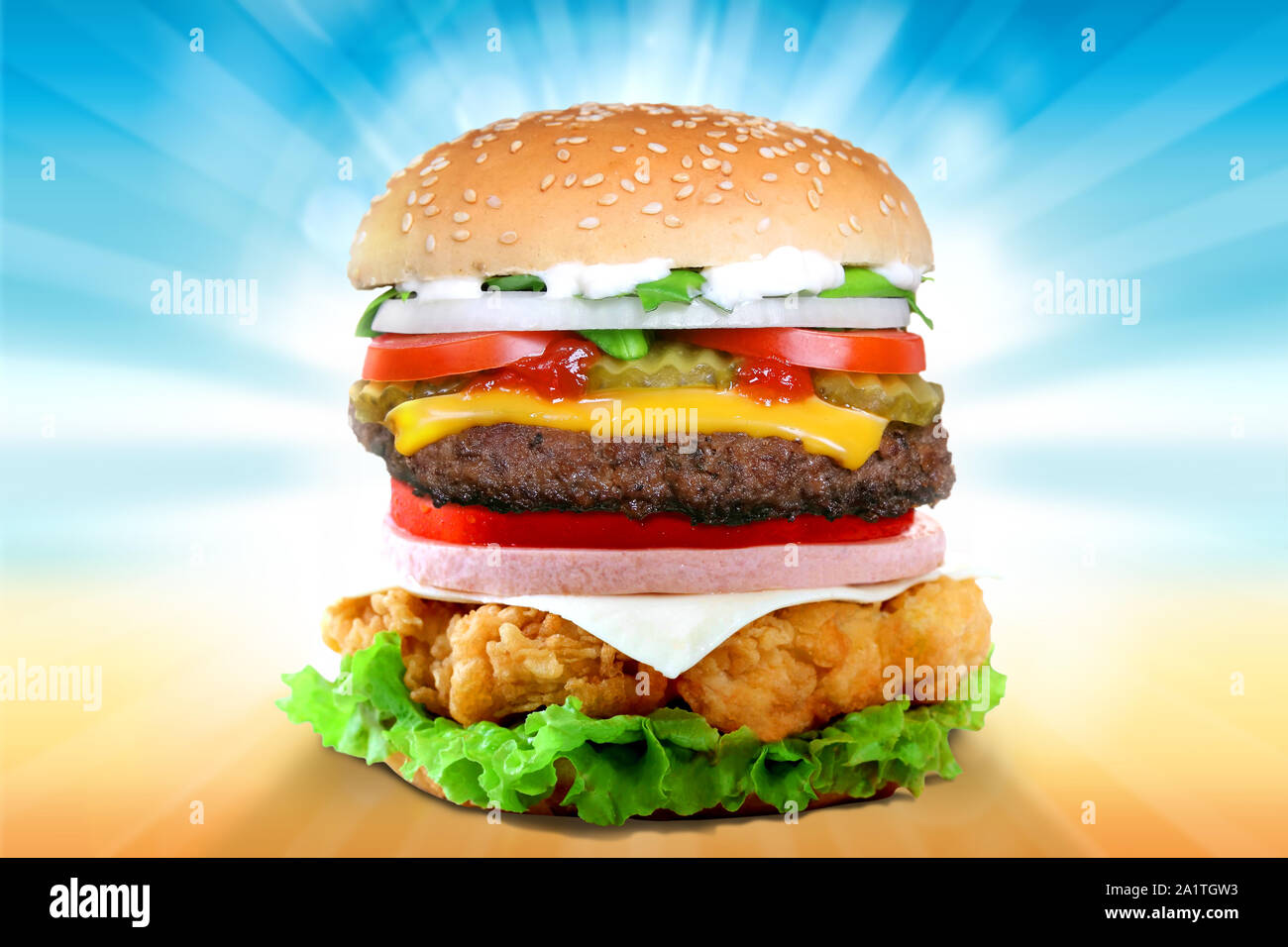 Gran hamburguesa deliciosa masivas con rayos de luz antecedentes Foto de stock