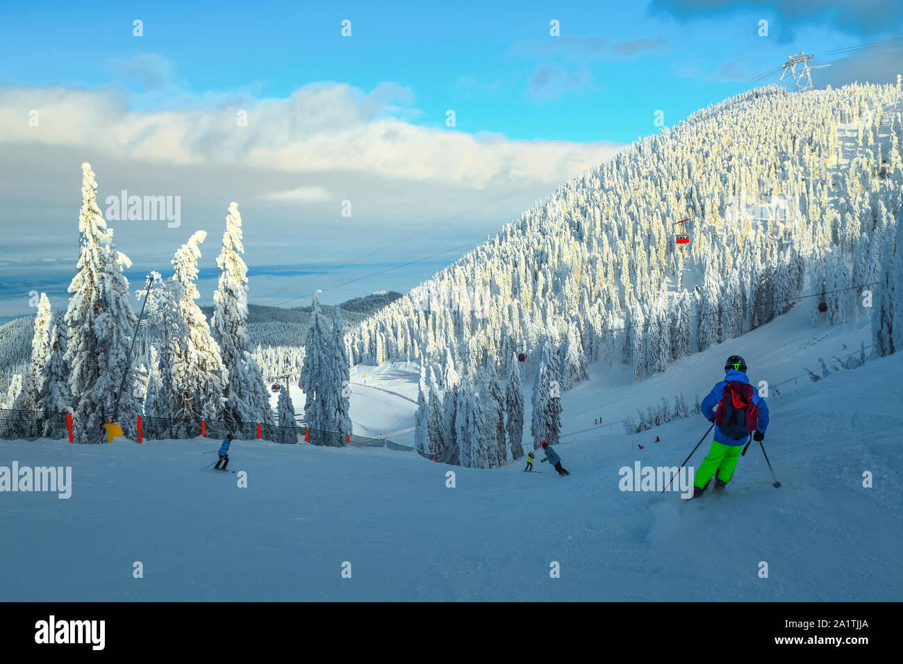 Admirables árboles cubiertos de nieve y el invierno ski resort con fast teleféricos, telecabinas. Deportivo activo esquiadores esquiar cuesta abajo en Poiana Brasov ski fantástico Foto de stock