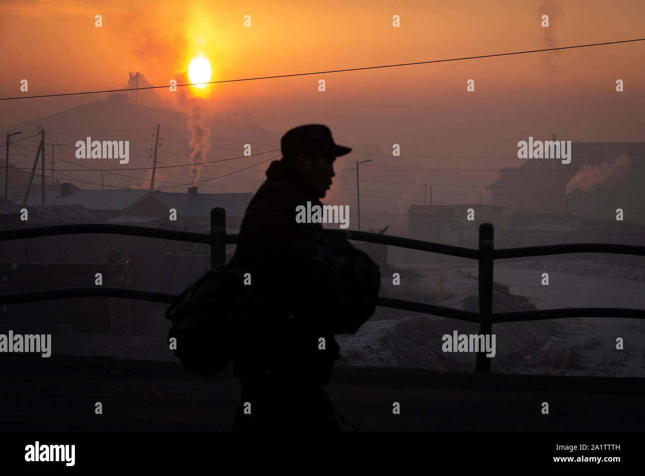 Un hombre camina por un puente en uno de los distritos de la ciudad de ger, Ulaanbaatar, Mongolia. Foto de stock