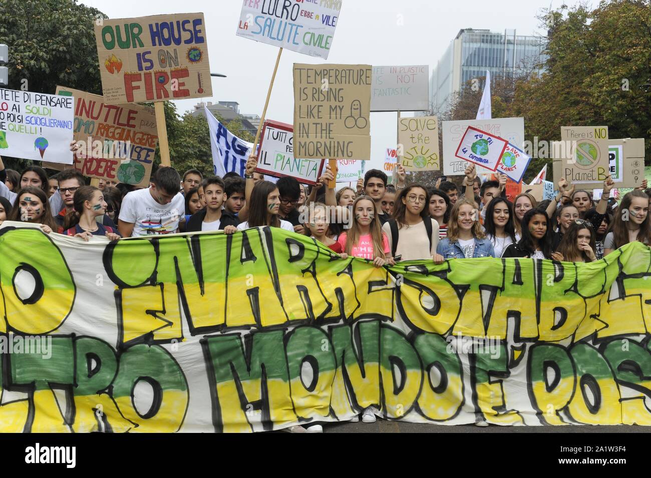 Milán (Italia), 27 de septiembre de 2019, tercer 'Huelga Mundial para el futuro", la juventud y la manifestación estudiantil, en protesta contra el cambio climático y el calentamiento global Foto de stock