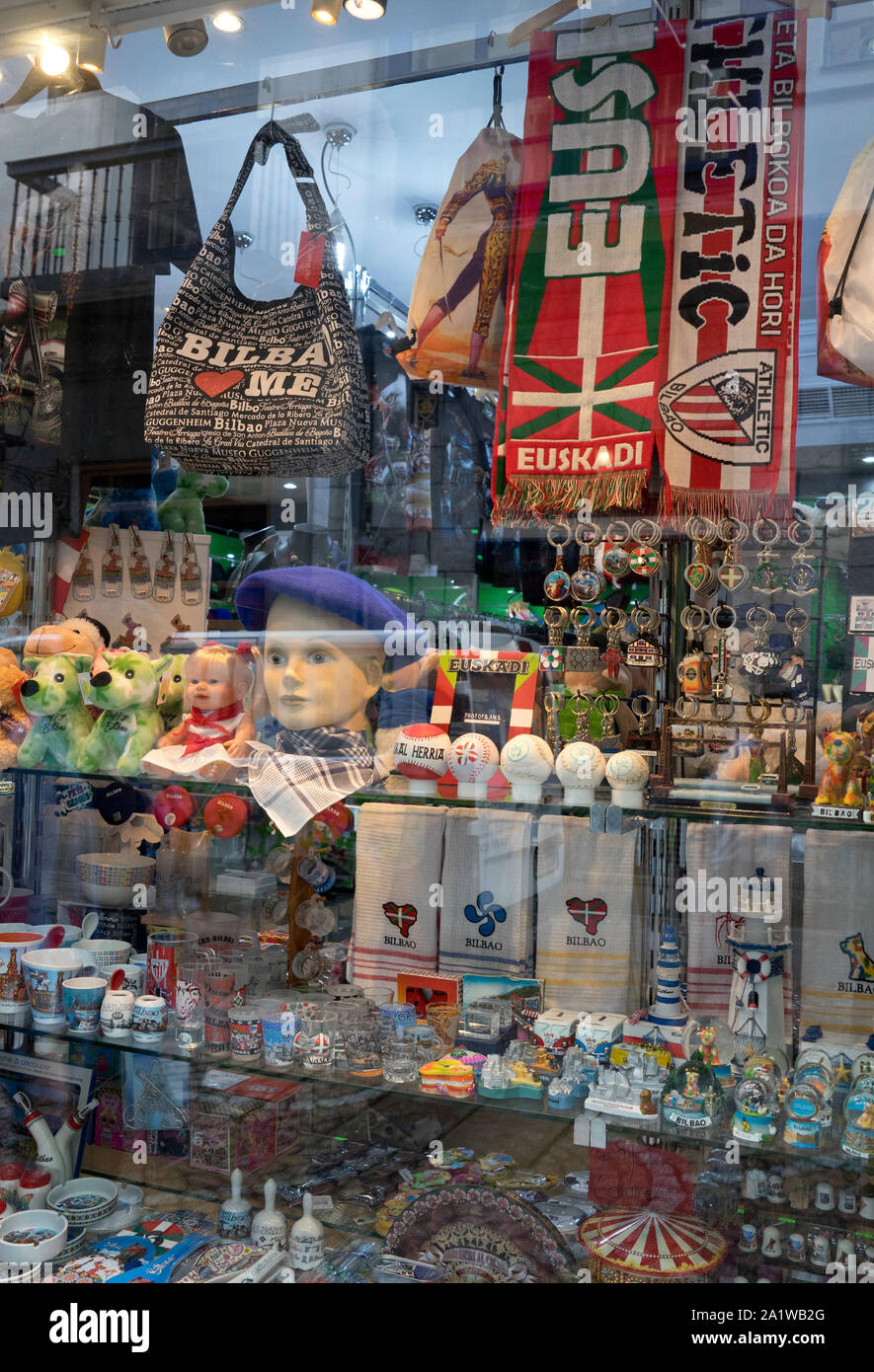 Tienda de souvenirs en el casco antiguo de Bilbao, Bilbao, Vizcaya, País  Vasco,Euskadi,Spain Fotografía de stock - Alamy
