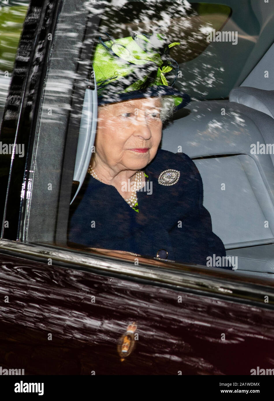 La reina Isabel II llega a Crathie Kirk para asistir a un servicio religioso el domingo cerca de Balmoral, donde ella está actualmente en la residencia. Foto de stock