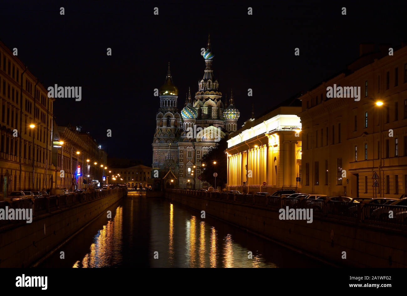 Iglesia del Salvador en sangre derramada en la noche, San Petersburgo Foto de stock