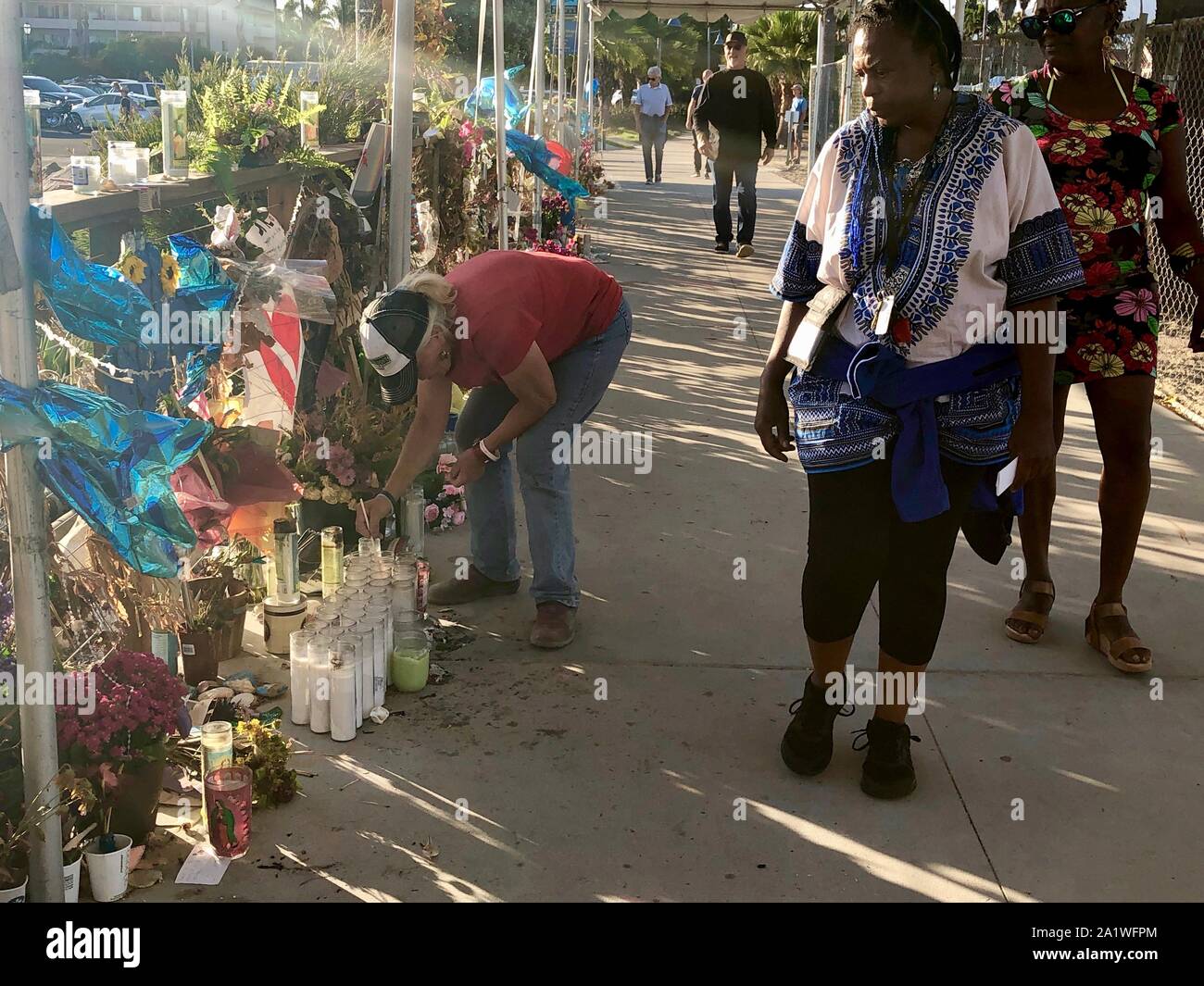 En Santa Bárbara, California, Estados Unidos. 28 Sep, 2019. Memorial por las víctimas de botes de buceo perdido en el mar sigue firme y transformar en el mar barco de desembarco dock, en el Puerto de Santa Bárbara, donde la concepción se albergaban antes del Día del Trabajo accidente que mató a 34 personas en tres días de vacaciones a las Islas del Canal de la Mancha. Las familias y amigos de los fallecidos han visitado el sitio ritual durante tres semanas, procedentes de países tan lejanos como Singapur y la India con sus seres oneÃs cenizas y fotos. Una compañía de cruceros recientemente puso en marcha un cerco y toldo, y los turistas son curiosos y reverente mientras caminan b Foto de stock