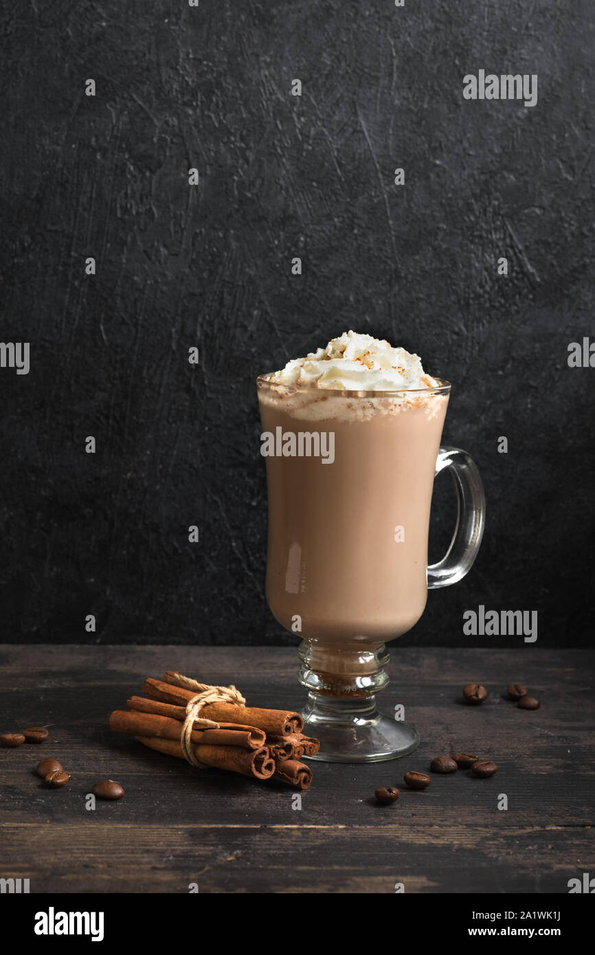 Café irlandés con crema batida sobre fondo de madera negra, copie el espacio. Foto de stock