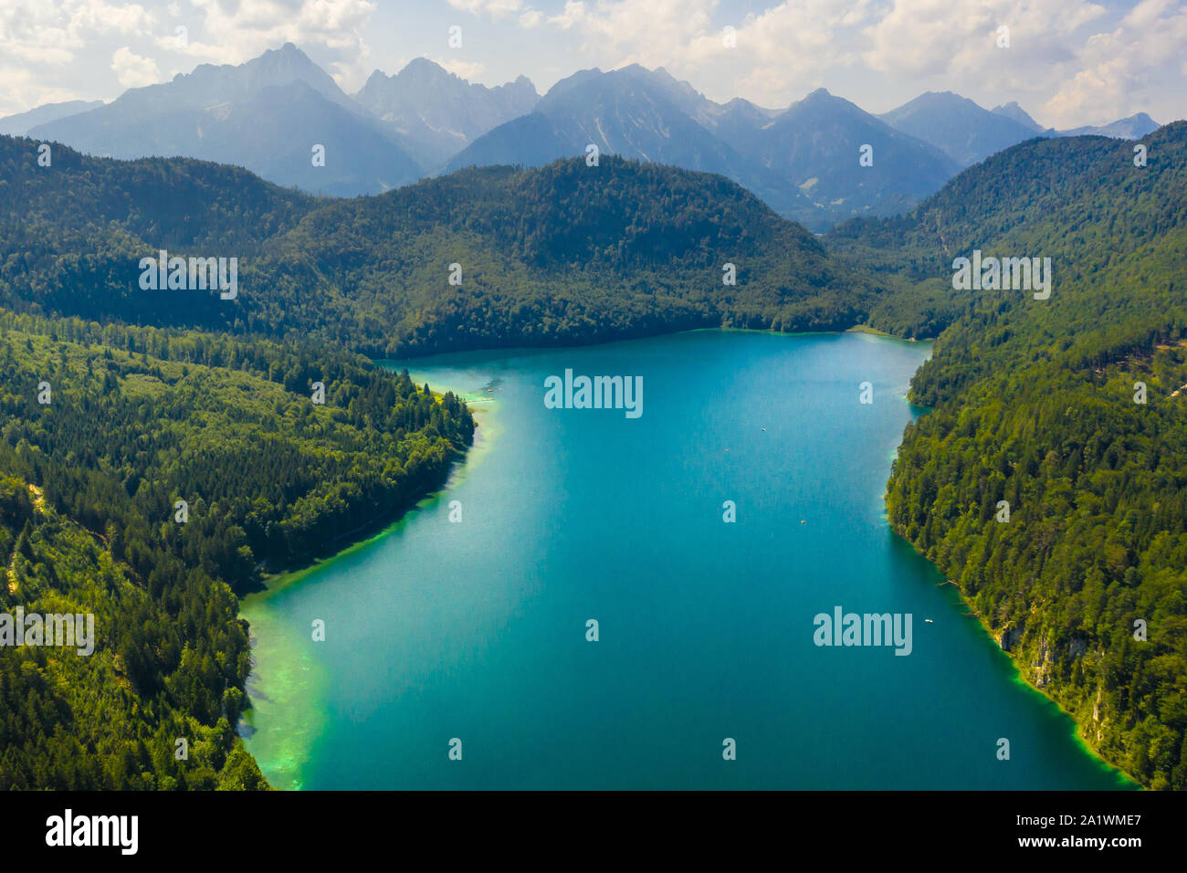 Vista aérea sobre el lago Alpsee, Baviera, Alemania. Concepto de viajar y practicar senderismo en los Alpes alemanes. Foto de stock