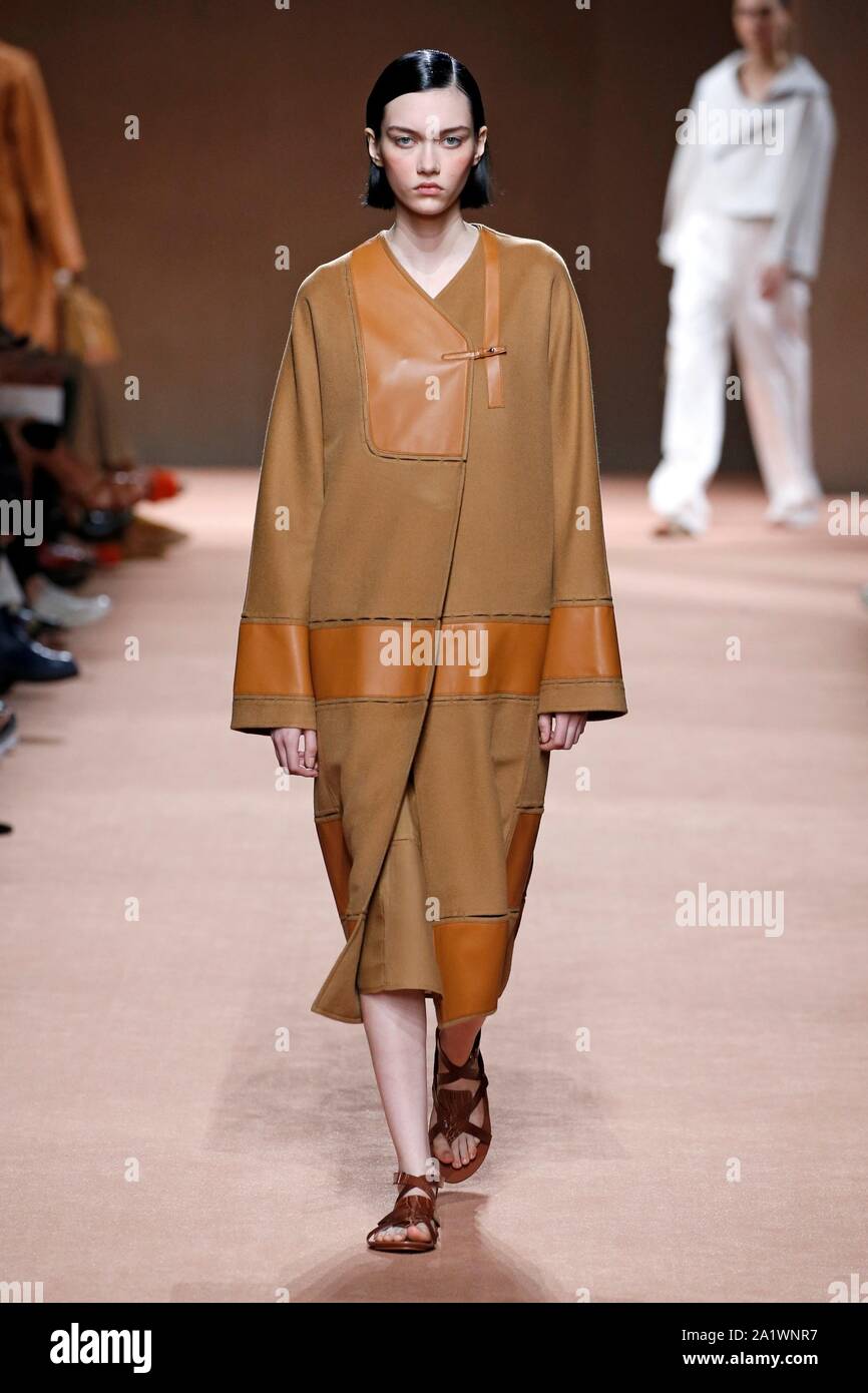 París, Francia. 28 Sep, 2019. Modelos presentan las creaciones de Hermes  como parte de su primavera/verano 2020 mujer colección de prêt-à-porter  muestran durante la Semana de la moda de París en París,