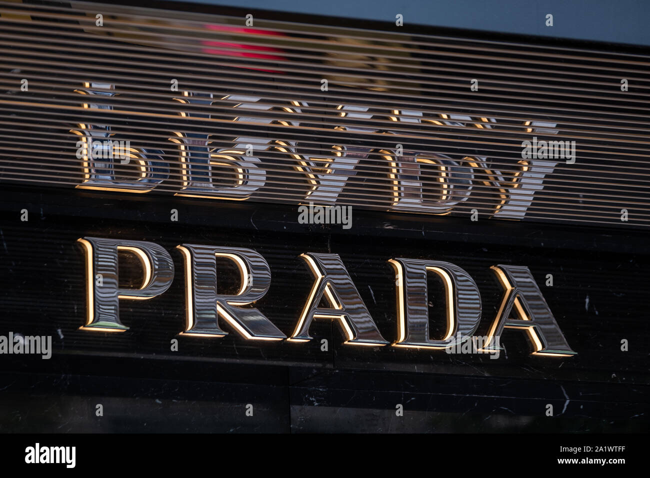 El logotipo de la marca Prada en la fachada del almacén Fotografía de stock  - Alamy
