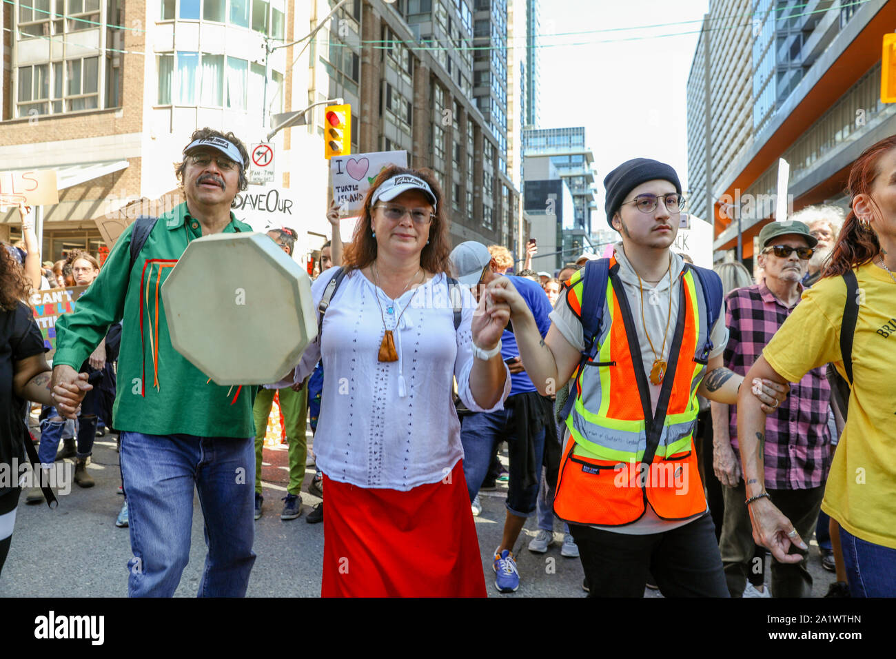 TORONTO, Ontario, Canadá - 27 de septiembre de 2019: 'Viernes' para el futuro cambio climático protesta. Miles de personas marchan con signos. Foto de stock