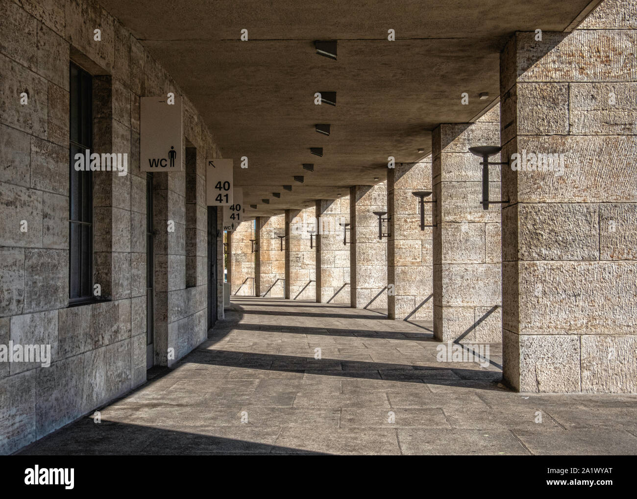 El Estadio Olímpico, el OlympiaStadion detalles monumental de la época