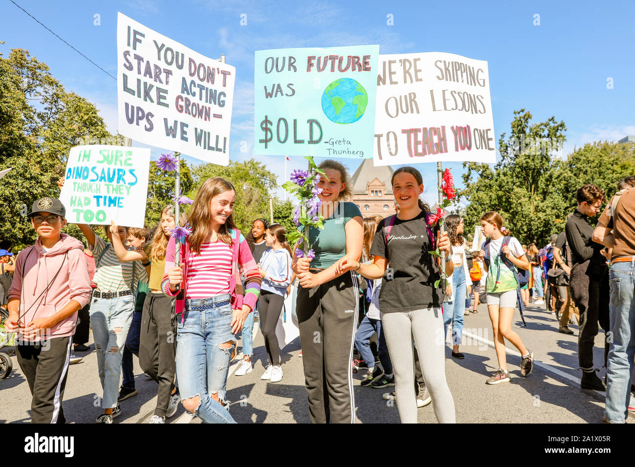 TORONTO, Ontario, Canadá - 27 de septiembre de 2019: 'Viernes' para el futuro cambio climático protesta. Miles de personas marchan con signos. Foto de stock