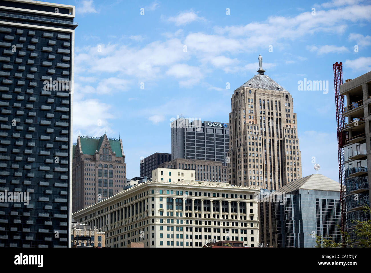 Y azoteas de edificios en el distrito financiero del centro de Loop de Chicago, Illinois, Estados Unidos de América incluyendo chi Foto de stock