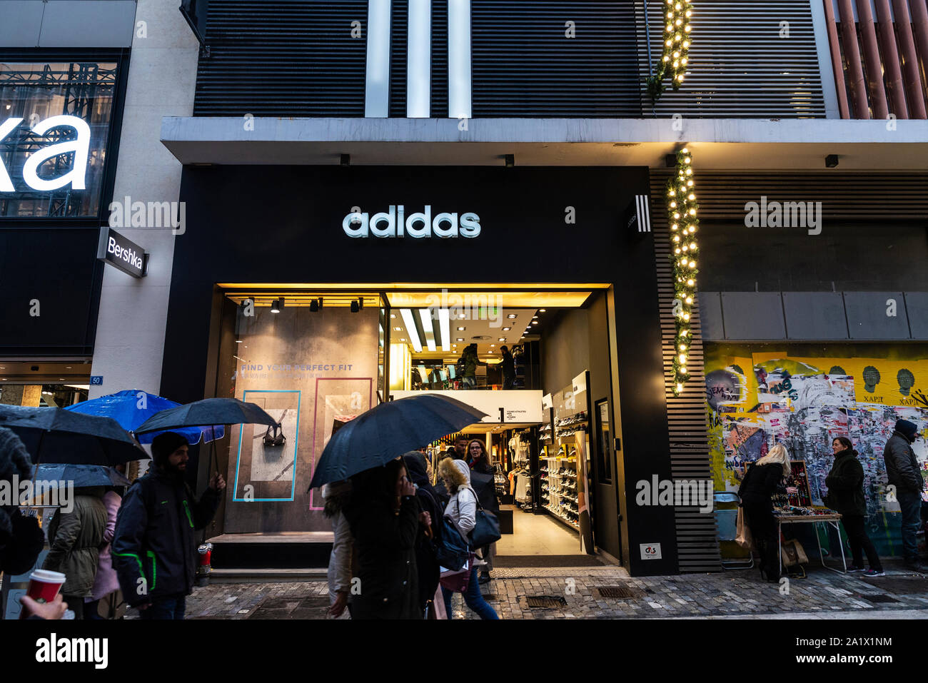 Atenas, Grecia - El 4 de enero de 2019: Presentación de una tienda adidas  en la noche con la gente alrededor de Atenas, Grecia Fotografía de stock -  Alamy