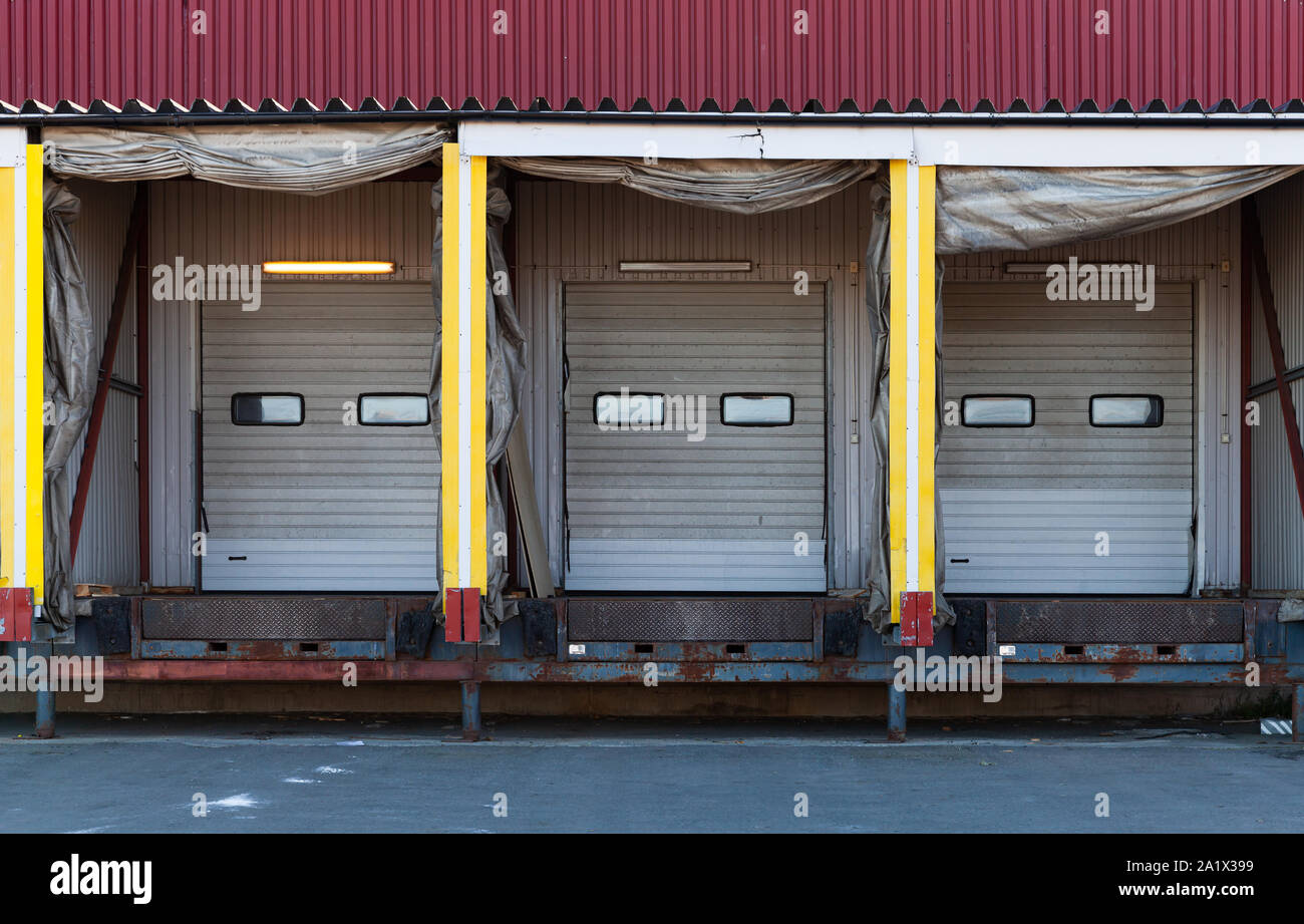 Sistemas automáticos de carga de camiones con puertas cerradas. ATLS comúnmente utilizados en la industria de manipulación de materiales para referirse a la automatización de la carga o unloa Foto de stock