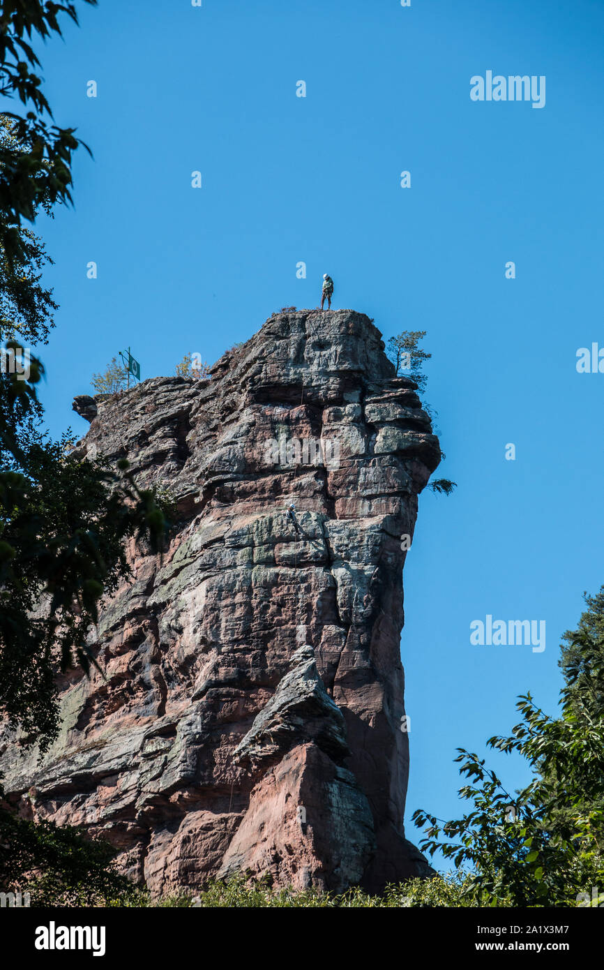 Alta y gran roca de escalada y el cielo azul Foto de stock