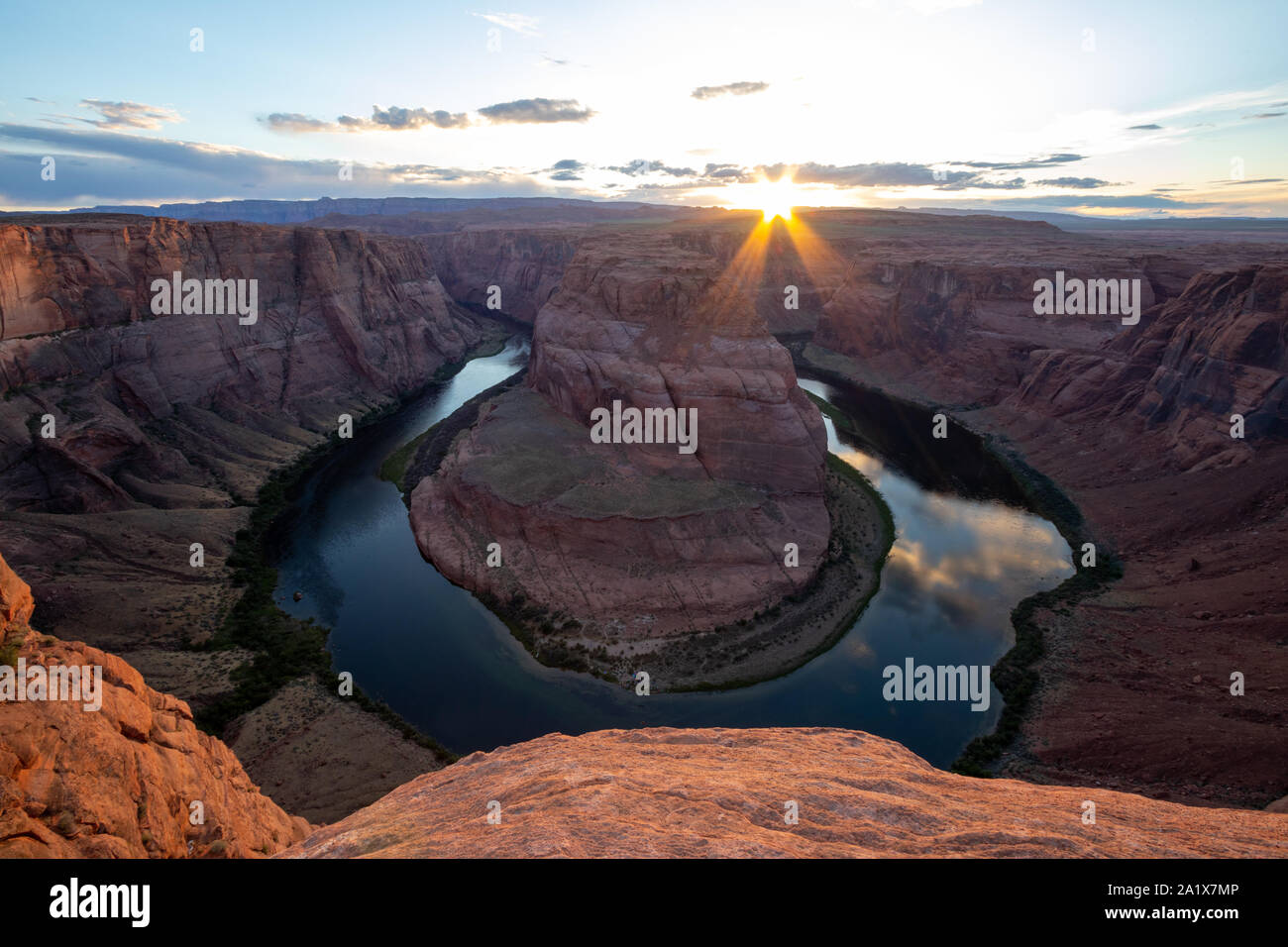 Horseshoe Bend es una forma de herradura incididos meandro del Río Colorado, situado cerca de la ciudad de Page, Arizona, Estados Unidos. Recorrido EEUU, cuchara l Foto de stock
