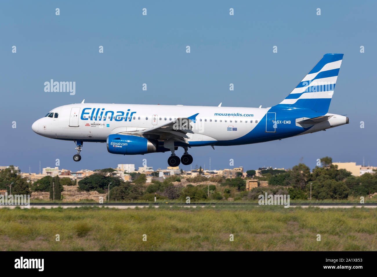 Airbus A319-133 Ellinair (Reg: SX-EMB) pista de aterrizaje 31, operando un vuelo de Air Malta. Foto de stock