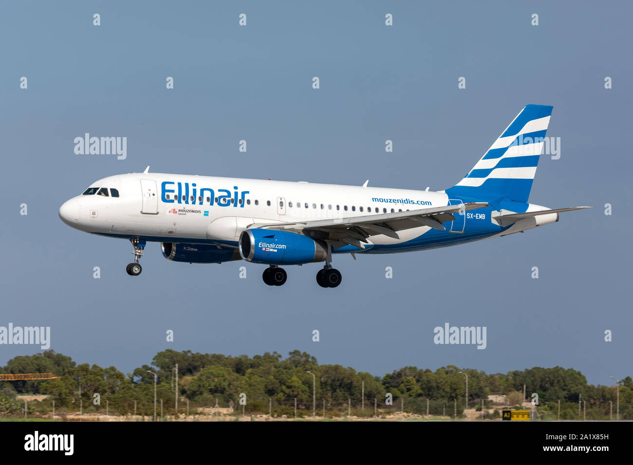 Airbus A319-133 Ellinair (Reg: SX-EMB) pista de aterrizaje 31, operando un vuelo de Air Malta. Foto de stock