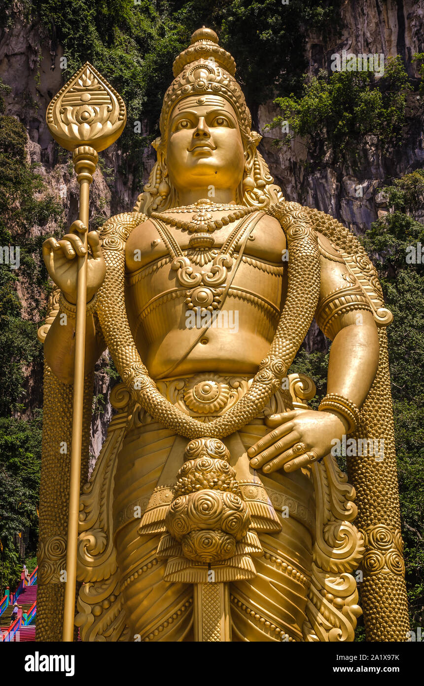 KUALA LUMPUR, MALASIA - Diciembre 18, 2018: Señor Murugan la estatua más alta, Batu cave, Malasia, dedicado a la deidad hindú Tamil Jehová Dios Murugan. Foto de stock