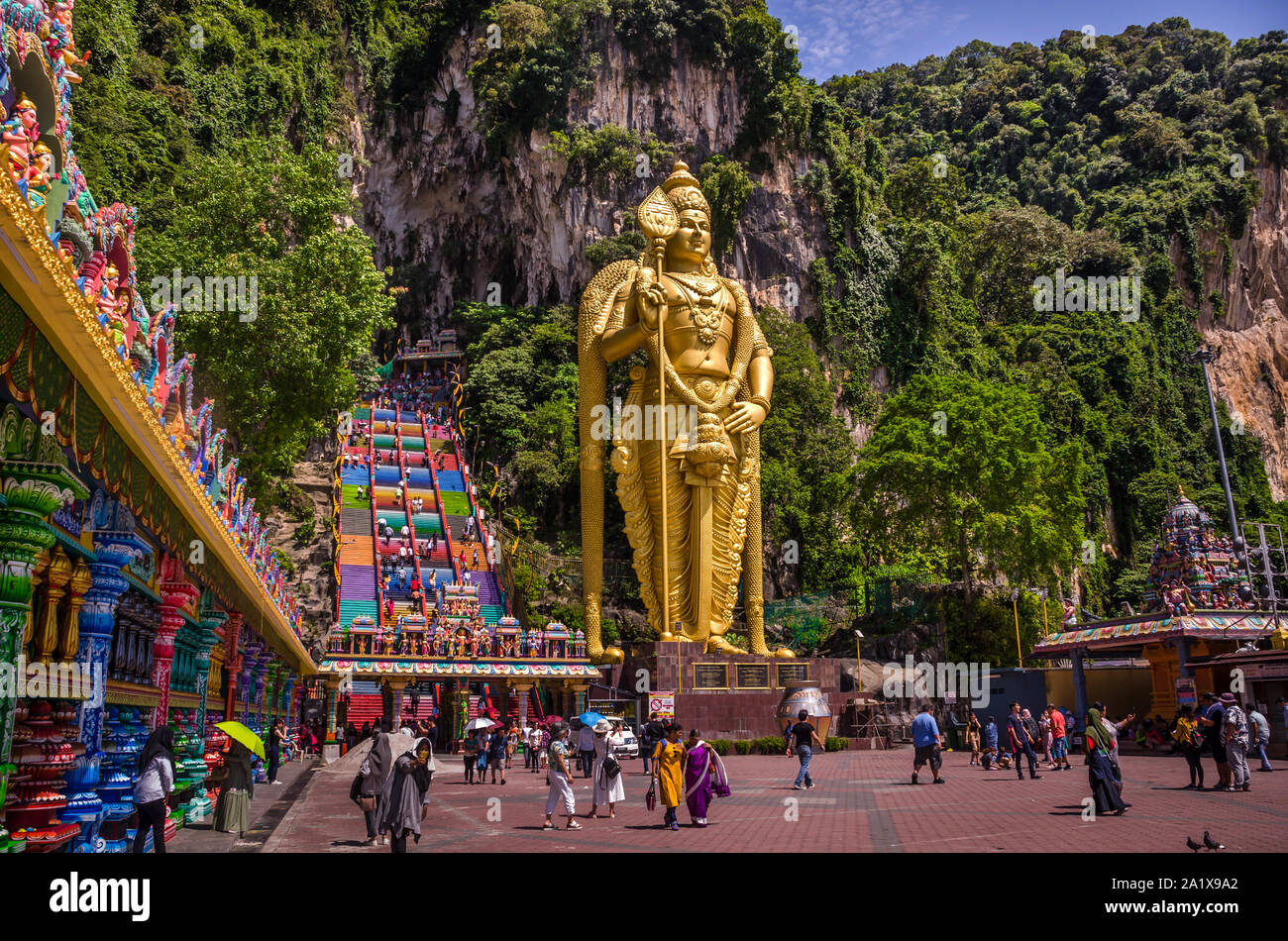 KUALA LUMPUR, MALASIA - Diciembre 18, 2018: Señor Murugan la estatua más alta, Batu cave, Malasia, dedicado a la deidad hindú Tamil Jehová Dios Murugan. Foto de stock