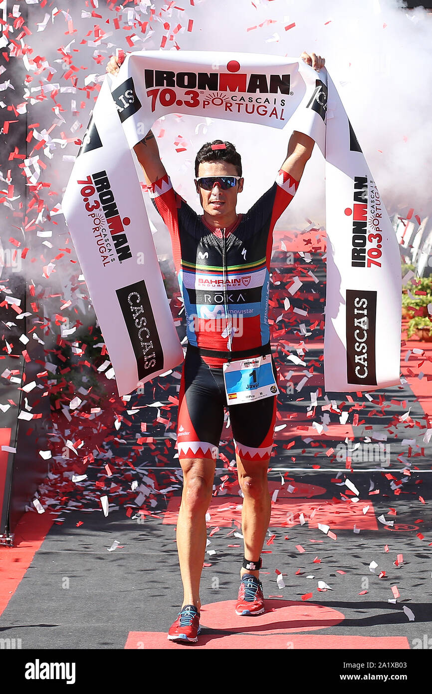 Cascais, Portugal. 29 Sep, 2019. Javier Gómez Noya de España celebra en la  línea de meta ganar el Ironman 70.3 en Cascais, Portugal el 29 de  septiembre de 2019. Ironman 70.3 es