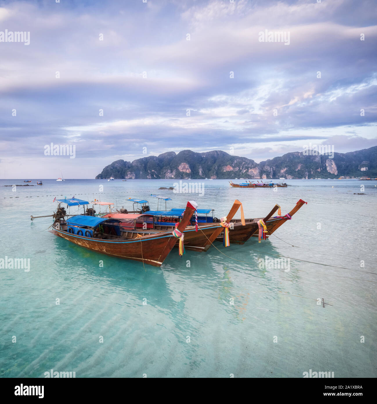 La isla de Phi-Phi panorama del atardecer en la playa Foto de stock