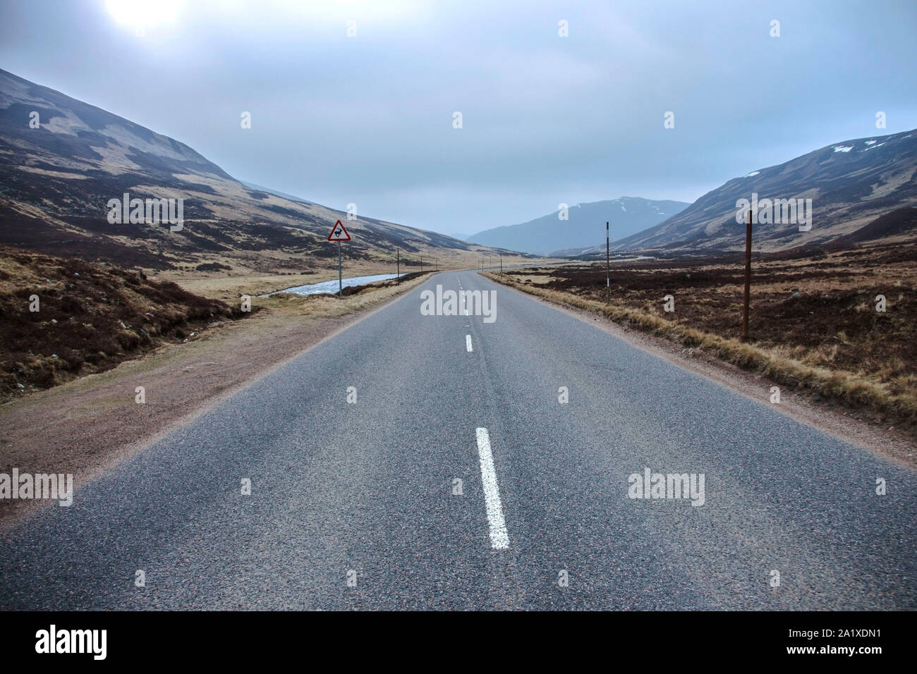 Paisaje de Escocia. Antigua carretera militar en el Royal Deeside entre Braemar y Ballater. El Parque Nacional de Cairngorms. Aberdeenshire, Escocia, Reino Unido. Foto de stock