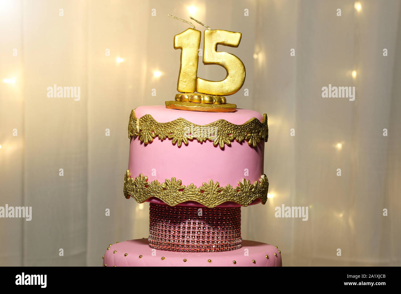 Parte Rosa Pastel 15 Anos Con 15 De Oro Rosa Pastel Pastel De Cumpleanos De 15 Anos De Edad Fotografia De Stock Alamy