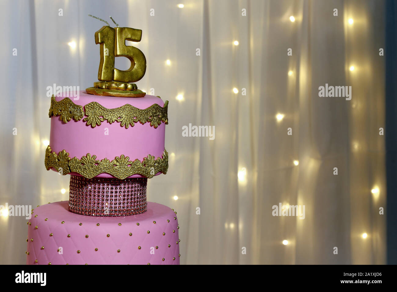 Parte rosa pastel, 15 años, con 15 de oro, rosa pastel, pastel de cumpleaños de 15 años de edad Foto de stock