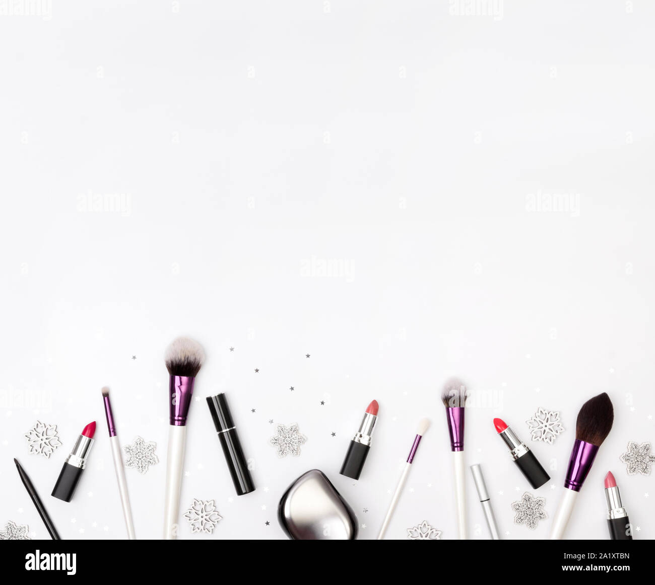 Accesorios para la mujer, cosméticos y maquillaje herramientas con  decoraciones de Navidad sobre un fondo blanco Fotografía de stock - Alamy