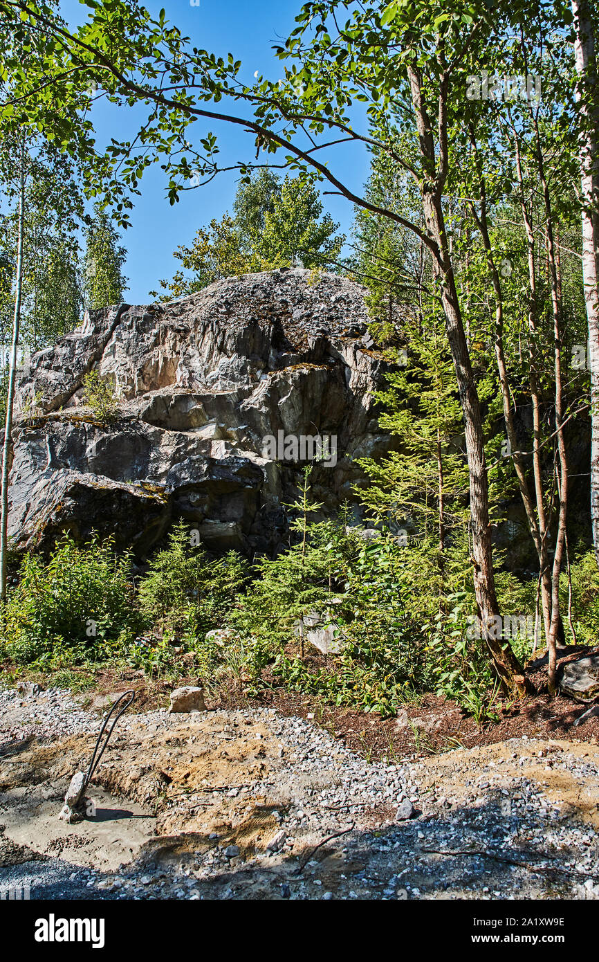 El pintoresco paisaje del parque natural de montaña Ruskeala. Puedes ver las rocas y sus fragmentos, bosque de coníferas, montañas, vida silvestre Foto de stock