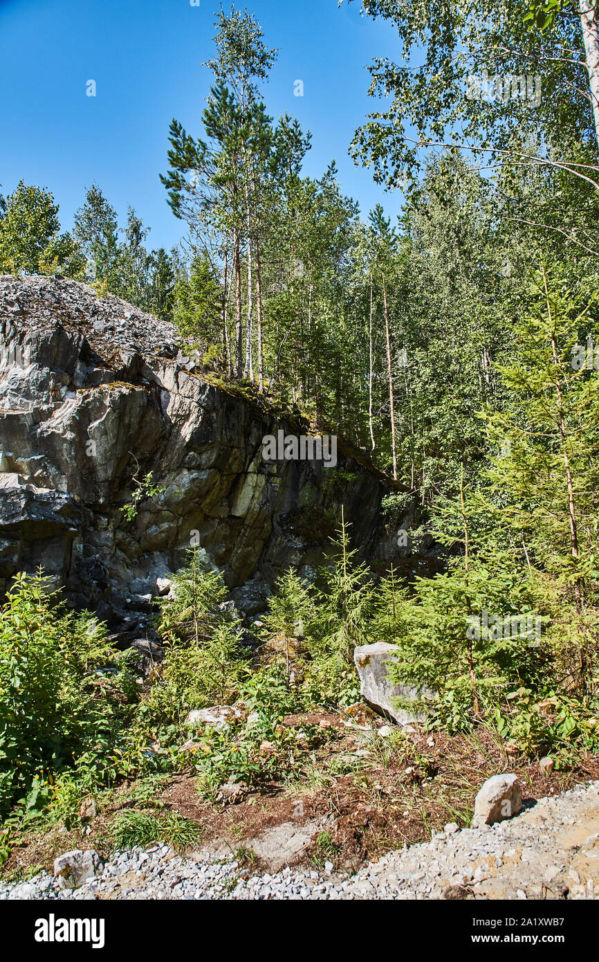 El pintoresco paisaje del parque natural de montaña Ruskeala. Puedes ver las rocas y sus fragmentos, bosque de coníferas, montañas, vida silvestre Foto de stock