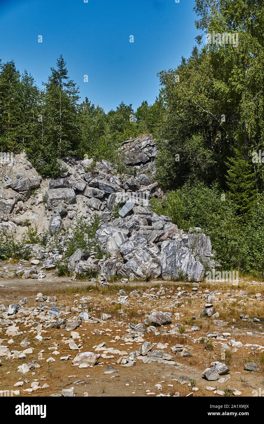 El pintoresco paisaje del parque natural de montaña Ruskeala. Puedes ver las rocas y sus fragmentos, bosque de coníferas, montañas, vida silvestre Foto de stock