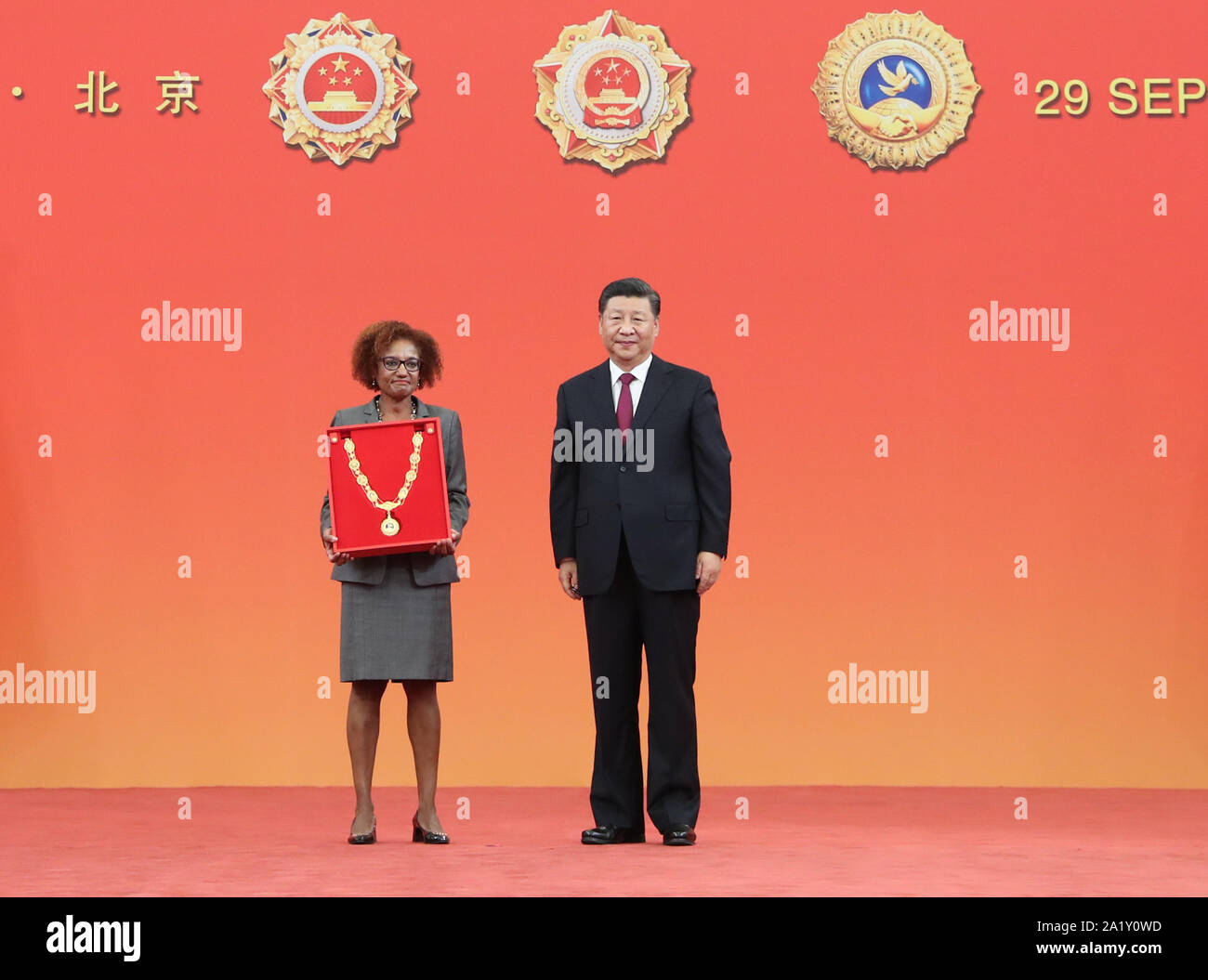 Beijing, China. 29 Sep, 2019. El Presidente chino Xi Jinping, también  secretario general del Partido Comunista de China y presidente del Comité  Central de la Comisión Militar Central, presenta la Medalla de
