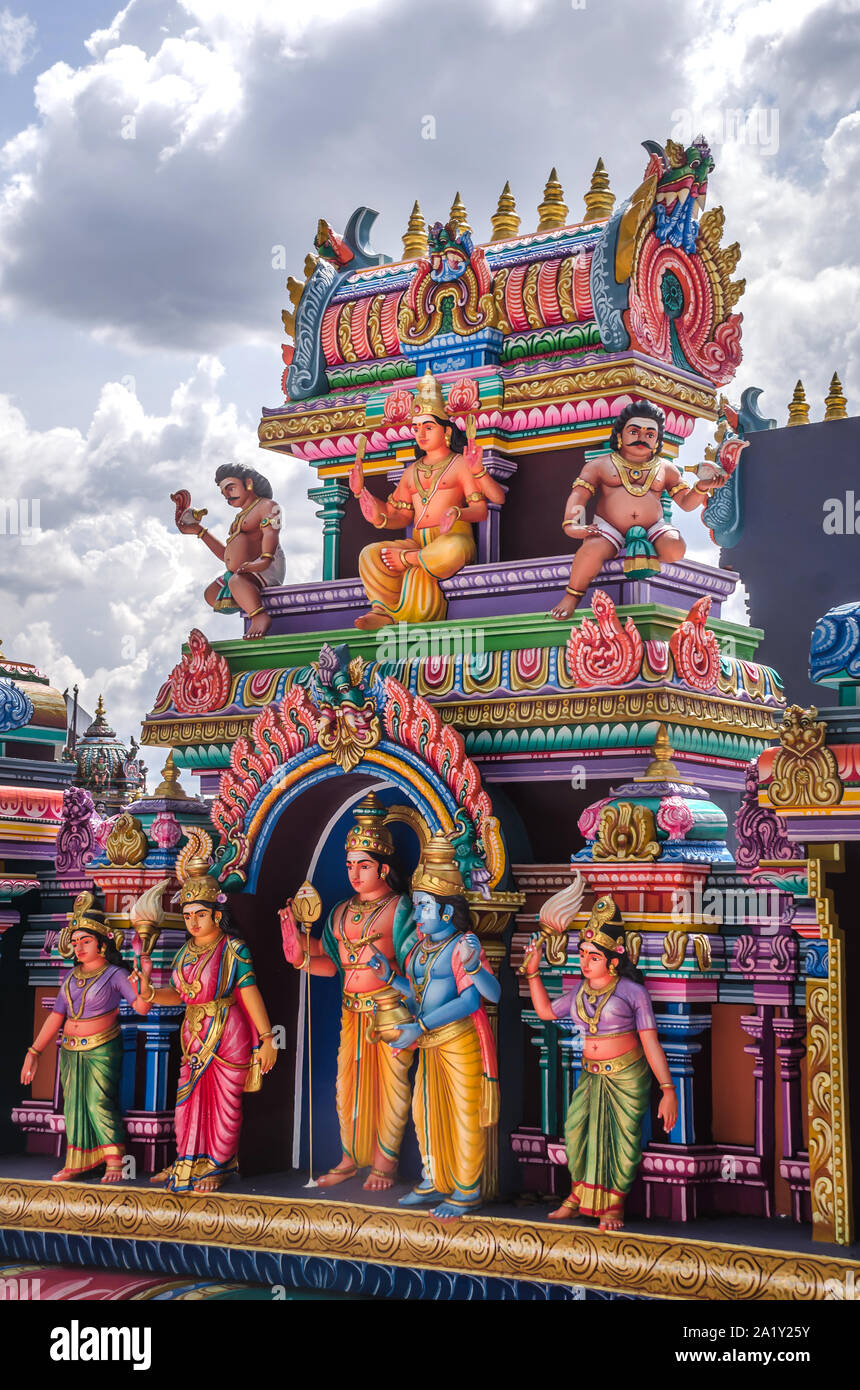 KUALA LUMPUR, MALASIA - Diciembre 18, 2018: coloridas estatuas de varios dioses hindúes en el templo cueva Batu, Malasia, dedicada al dios Tamil Señor Murugan. Foto de stock