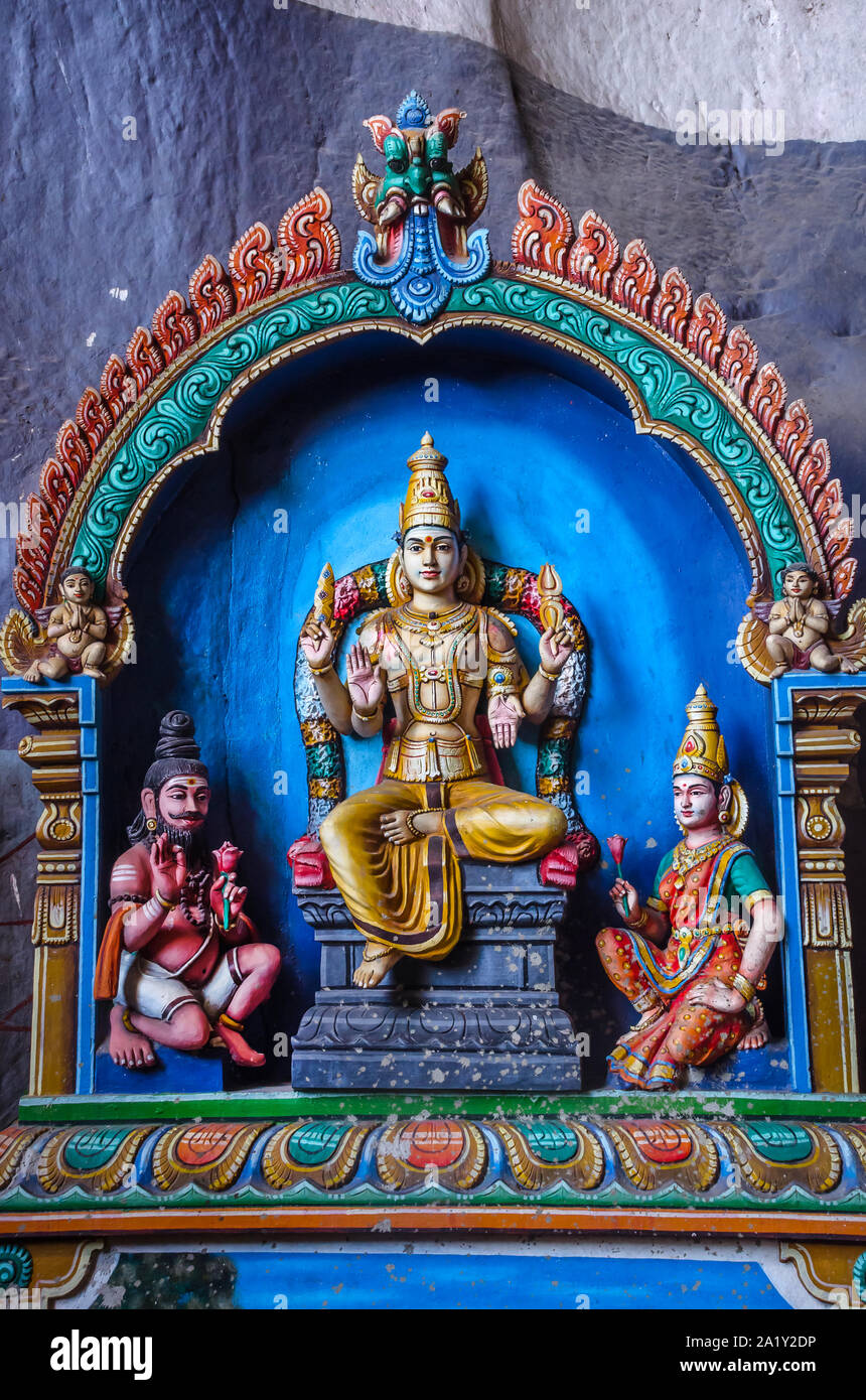 KUALA LUMPUR, MALASIA - Diciembre 18, 2018: coloridas estatuas de varios dioses hindúes en el templo cueva Batu, Malasia, dedicada al dios Tamil Señor Murugan. Foto de stock