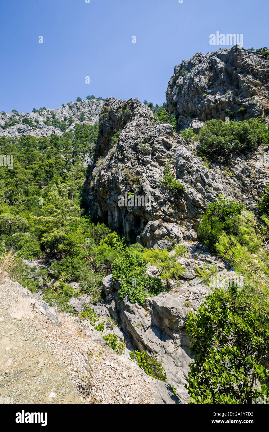 Rocas en la ladera y hermosos paisajes de montaña de Turquía Foto de stock