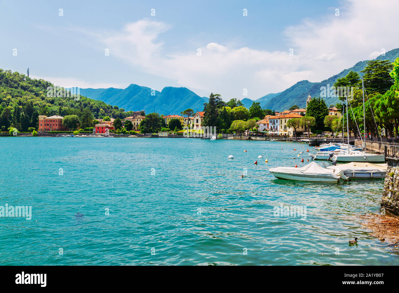 Orilla del Lago Como en Lenno Ciudad, Región de Lombardía, Italia Foto de stock