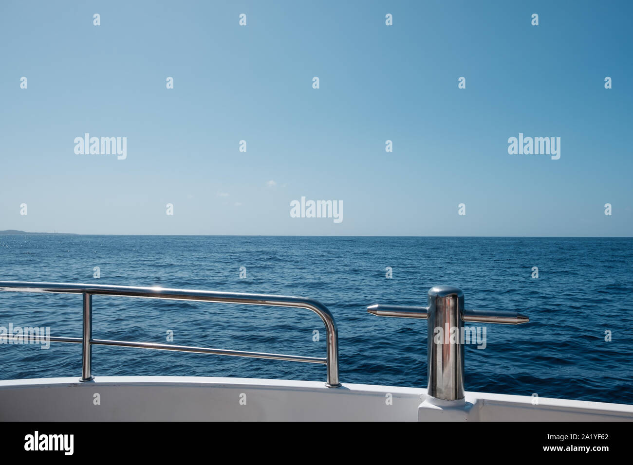 Mar y cielo azul con vista al mar / horizonte detrás de baranda en barco Foto de stock