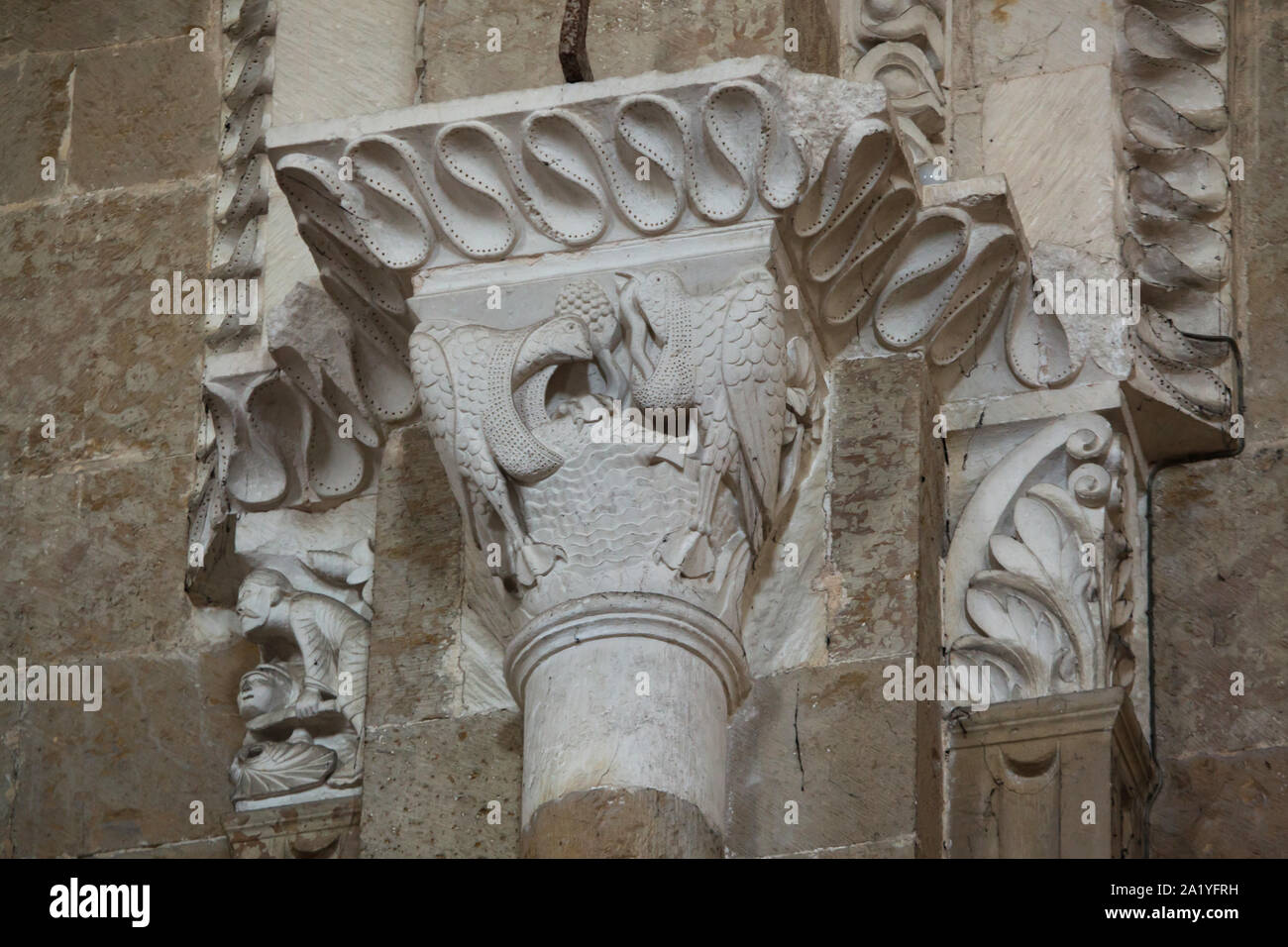 Dos pelícanos representando amor paterno, representado en el capitel románico data del siglo XII en la Basílica de Santa María Magdalena (Basilique Sainte-Marie-Madeleine de Vézelay) de la Abadía de Vézelay (Abbaye Sainte-Marie-Madeleine de Vézelay) en Vézelay, Borgoña, Francia. Foto de stock