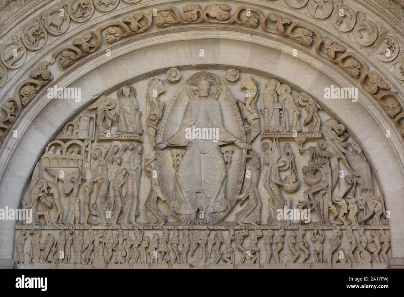 La última sentencia representado en el tímpano románico en el oeste portal de la Catedral de Autun (Cathédrale Saint-Lazare d'Autun) en Autun, Borgoña, Francia. El tímpano fue tallada por el escultor románico francés Gislebertus activas en la región en el siglo 12. Su nombre es conocido después de la firma de autógrafos del artista visto debajo del pie derecho de Jesús Cristo en el tímpano. Foto de stock