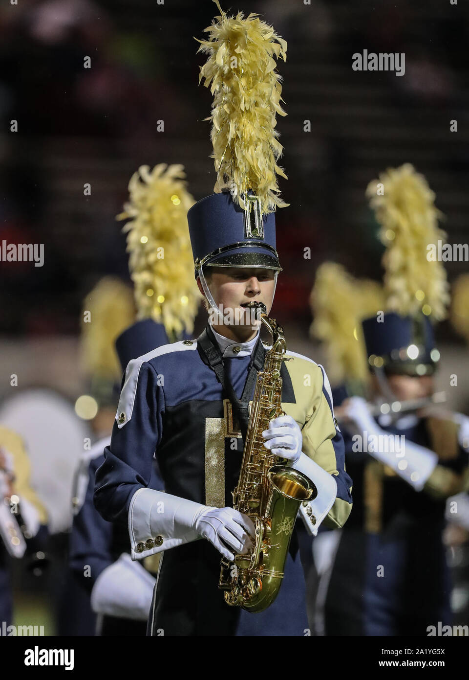 La Mead High School Marching Band realiza en la mitad del tiempo de la