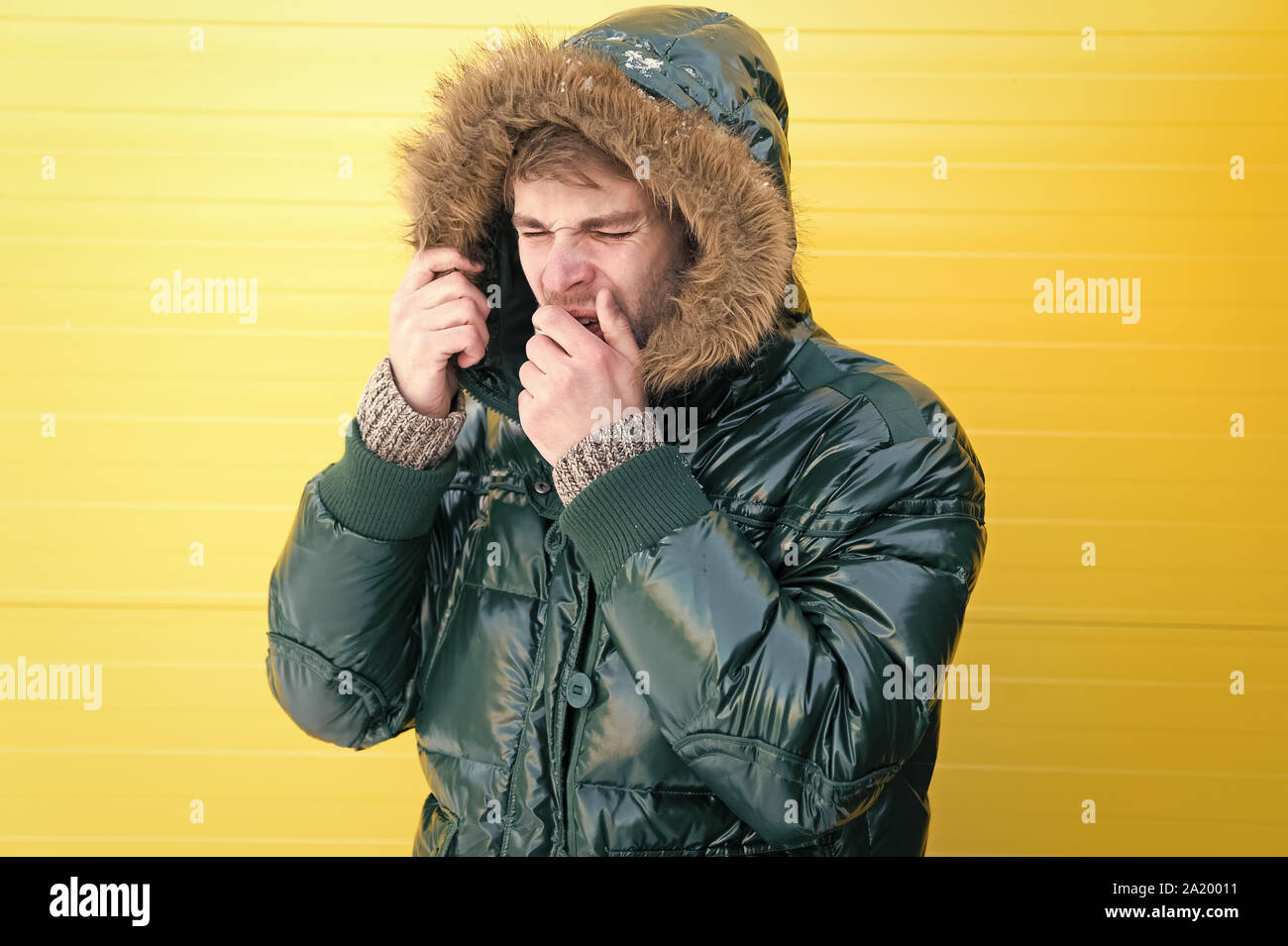 Ha llegado el frío y la gripe. Moda casual abrigo para el frío del  invierno. Apuesto hombre vestido con piel falsa cubierta. Moda Hombre en  clima frío estilo. Modelo de moda disfrutar