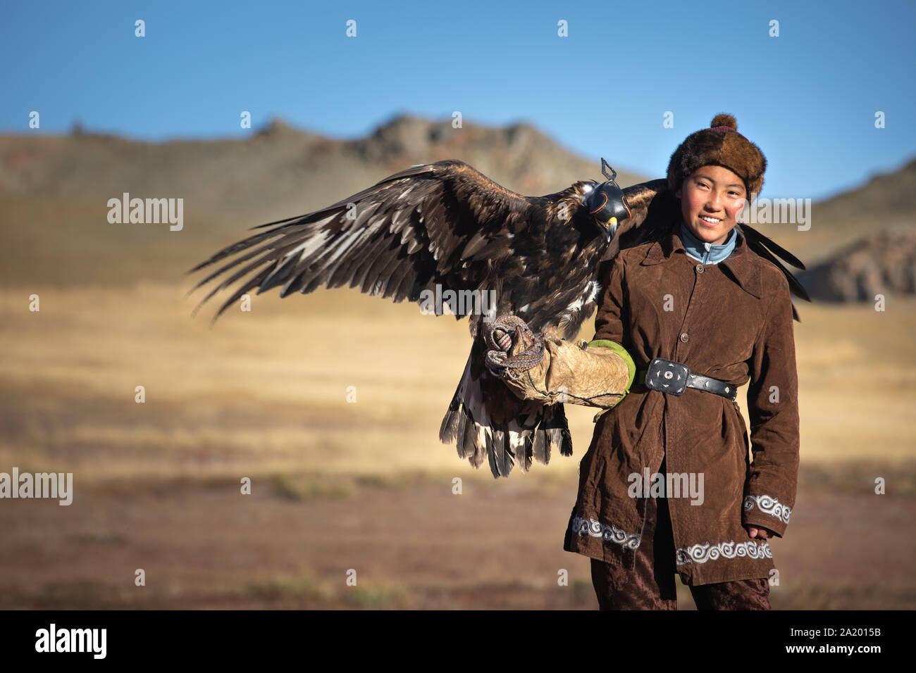 Eagle kazajo tradicional hunter chica con su golden eagle que se utiliza  para cazar el zorro y el conejo pieles. Ulgii, oeste de Mongolia Fotografía  de stock - Alamy
