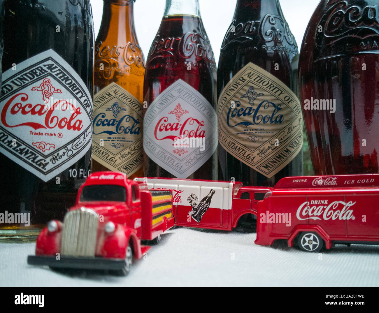 Un vintage foto de los viejos camiones y botellas Foto de stock